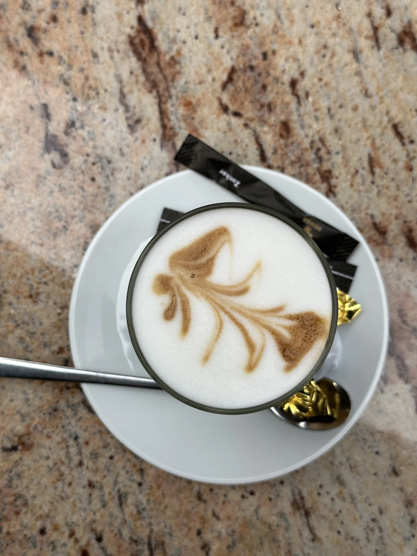 Kaffee mit Latte Art in der Käseglocke